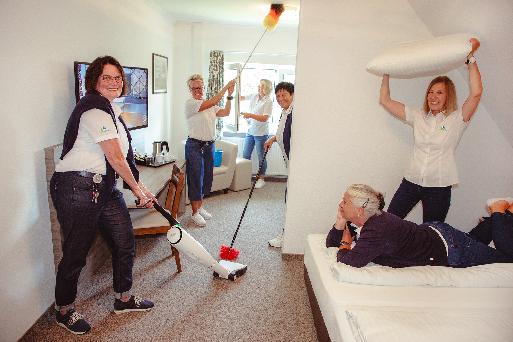 Housekeeping-Team im Hotelzimmer der Cuxlandparks