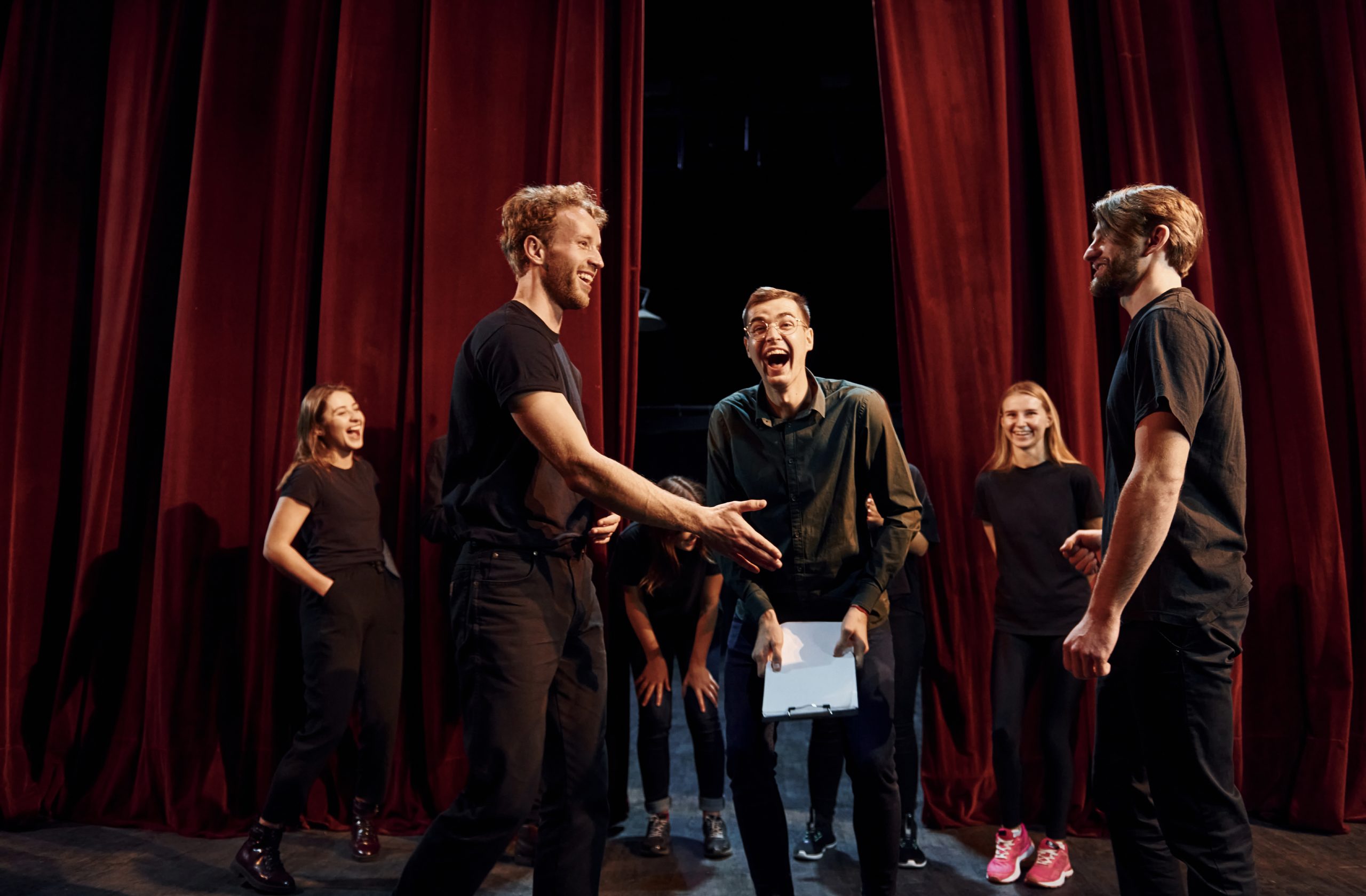 Theatergruppe während einer Aufführung