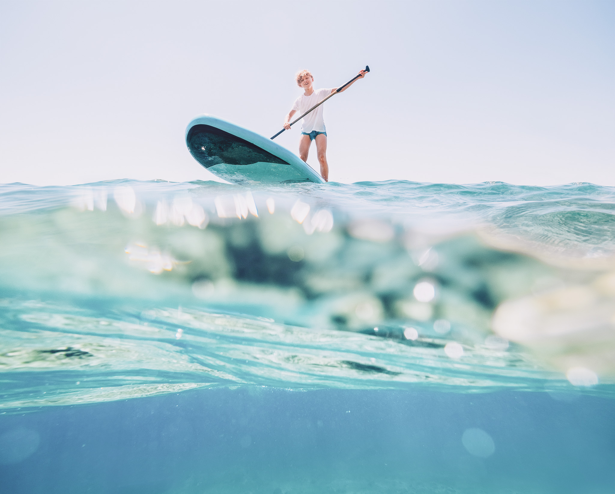 SUP Fahrer im Wasser