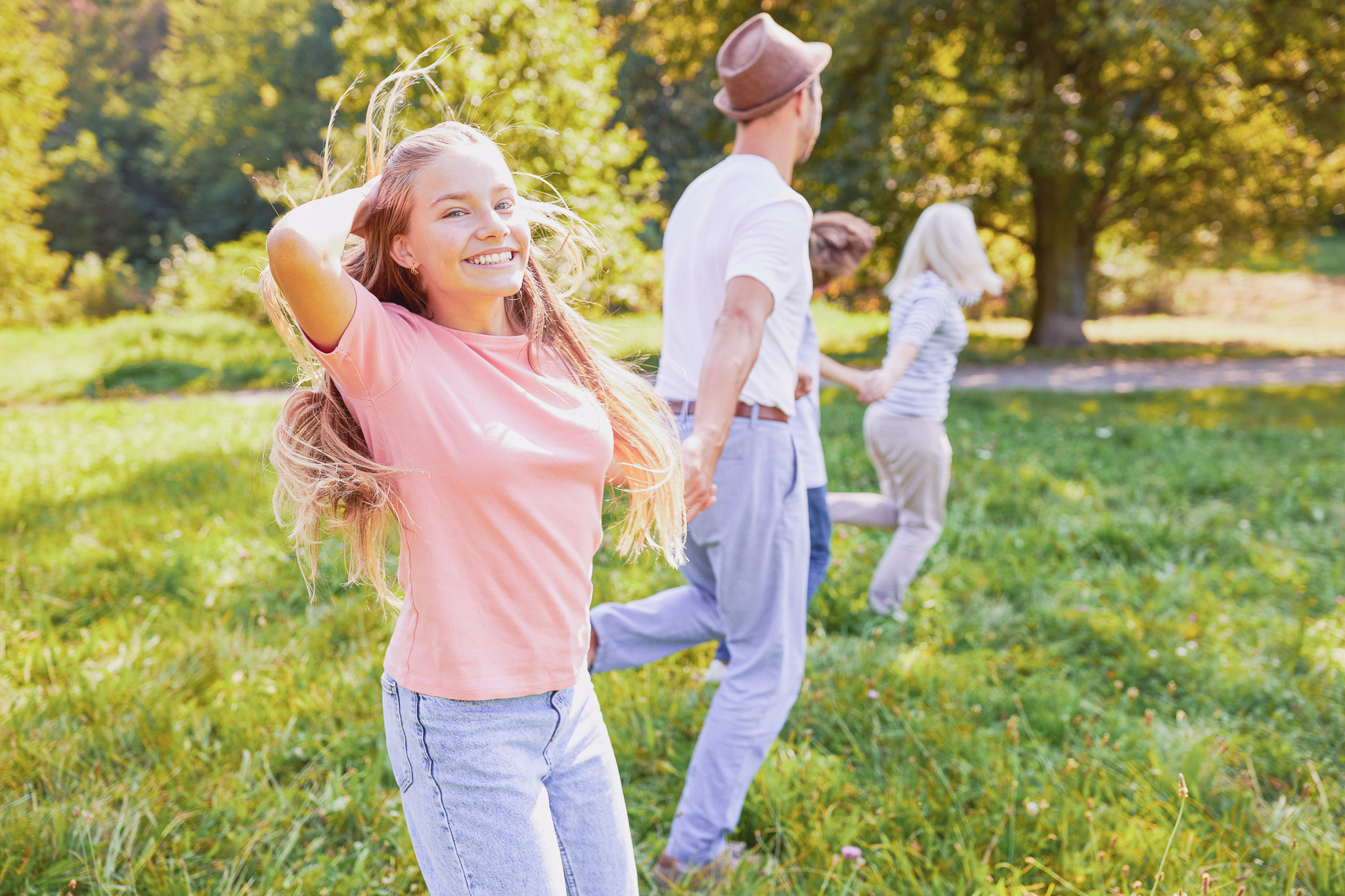 Teenager spielen im Urlaub auf einer Wiese