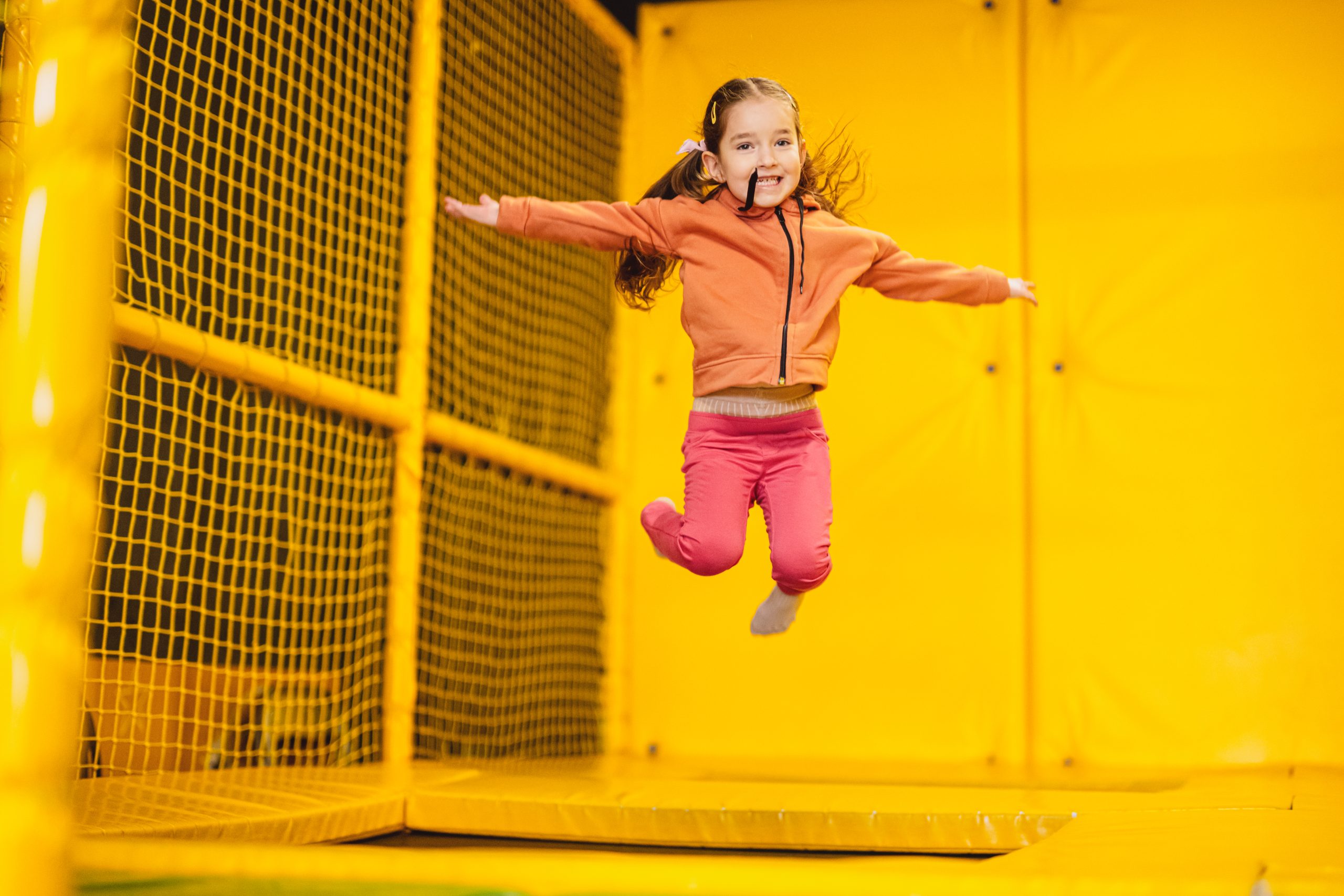Mädchen springt auf einem Trampolin