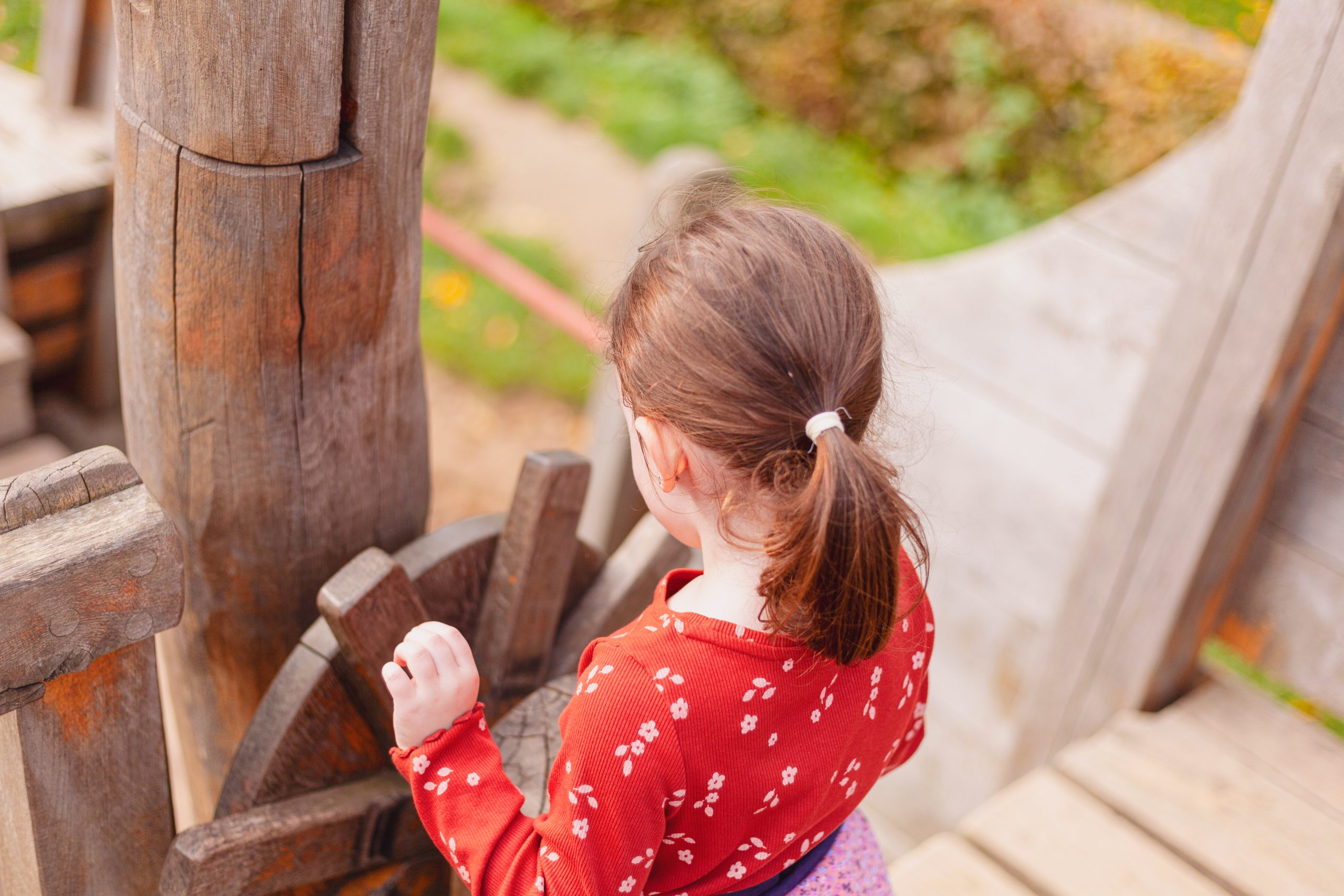 Kleines Mädchen auf einem Spielplatz