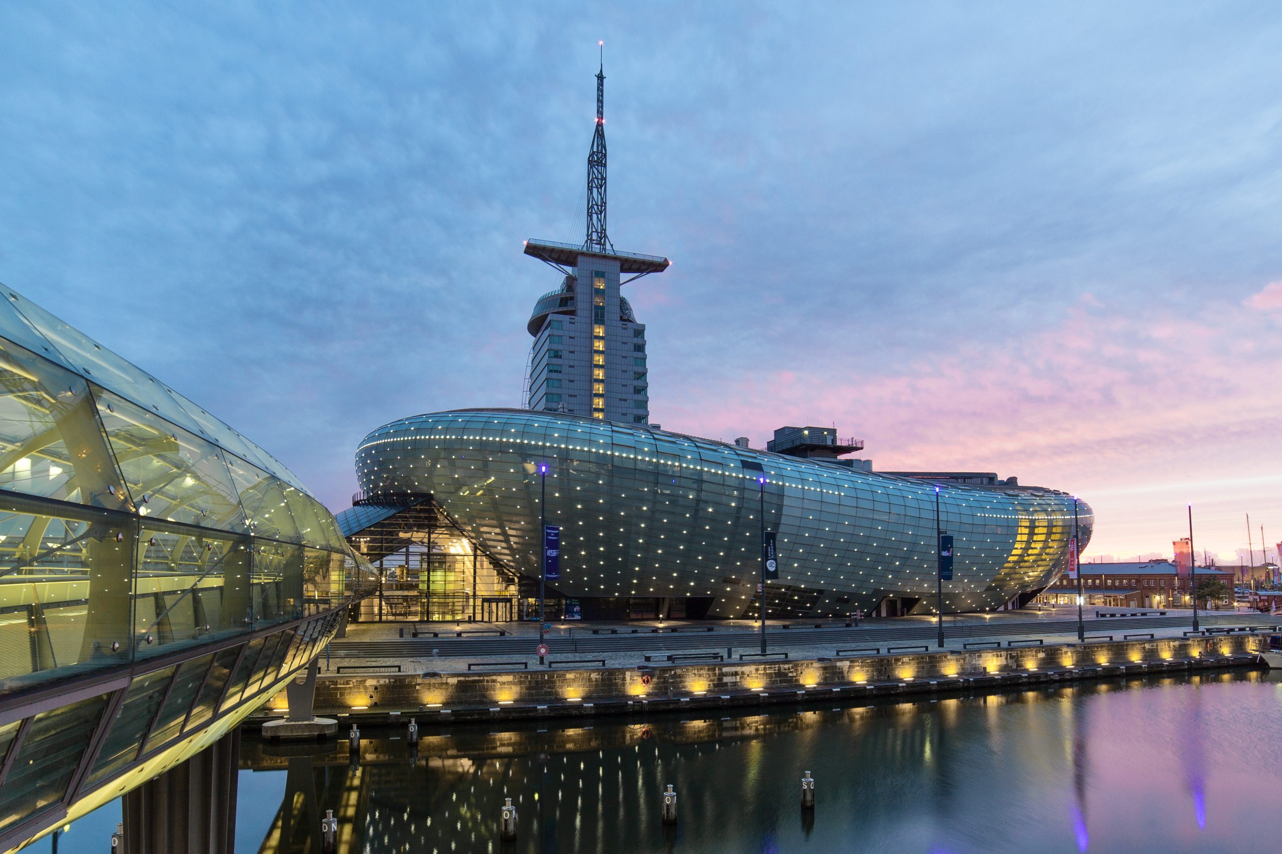 Klimahaus Bremerhaven in der Dämmerung