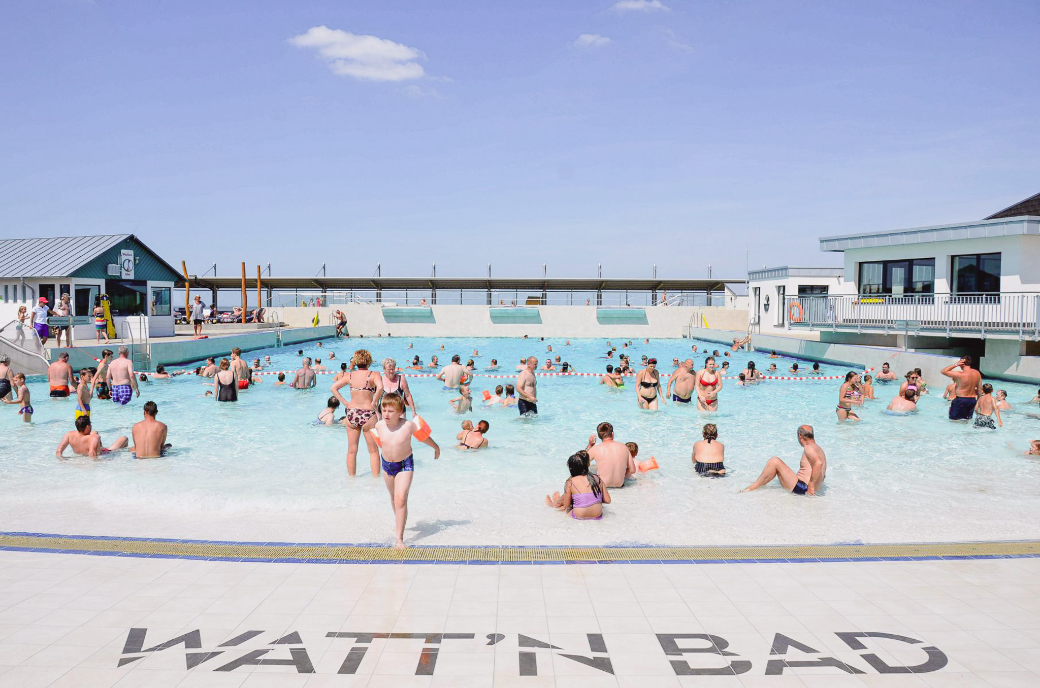 Menschen im Freibad in Dorum-Neufeld