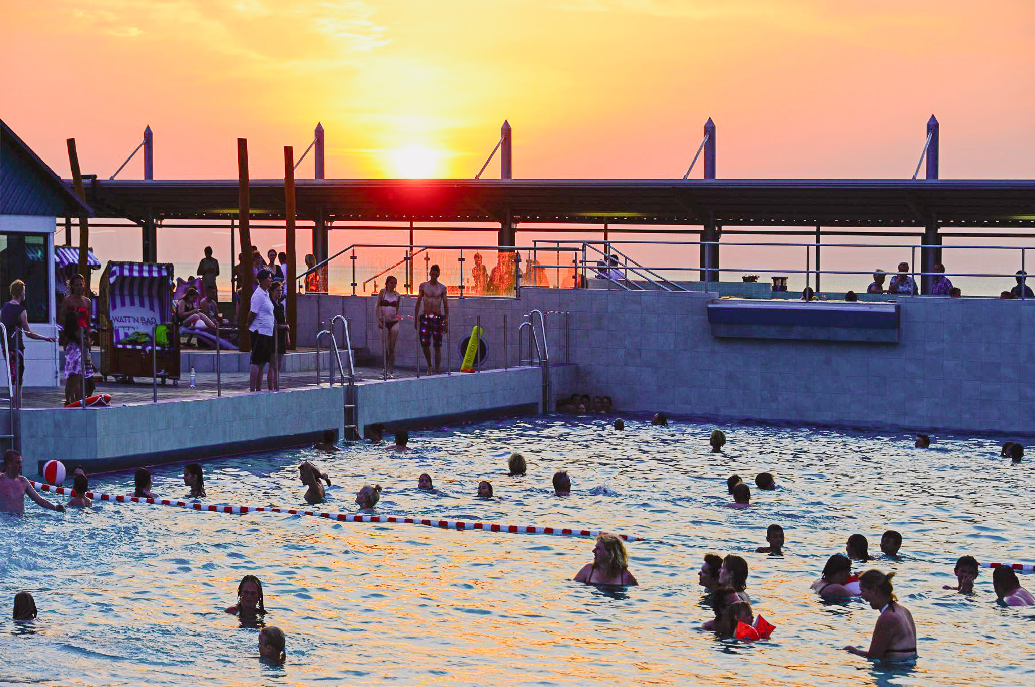 Sonnenuntergang über dem Freibad in Dorum-Neufeld
