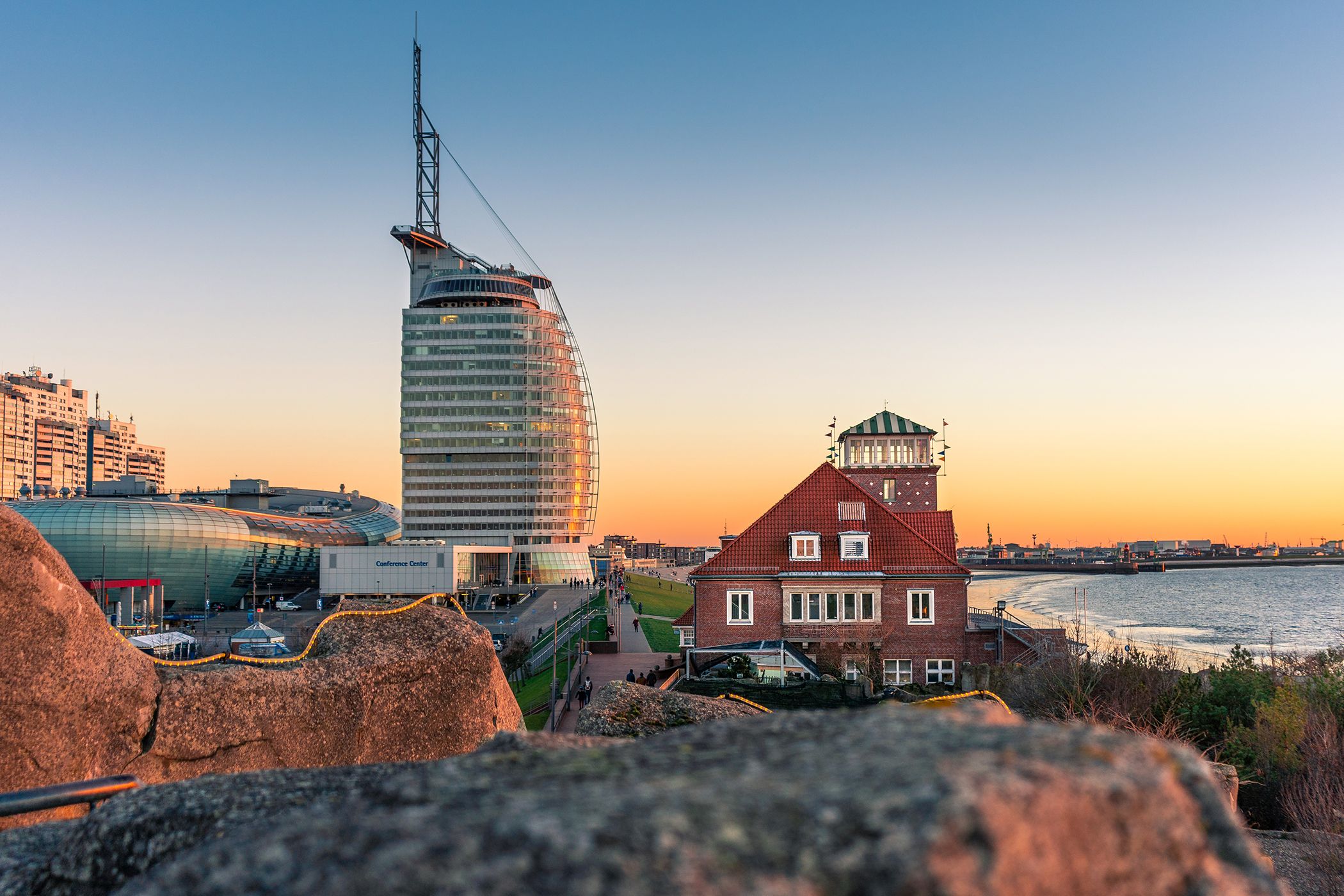 Columbus Center + Meer im Sonnenuntergang
