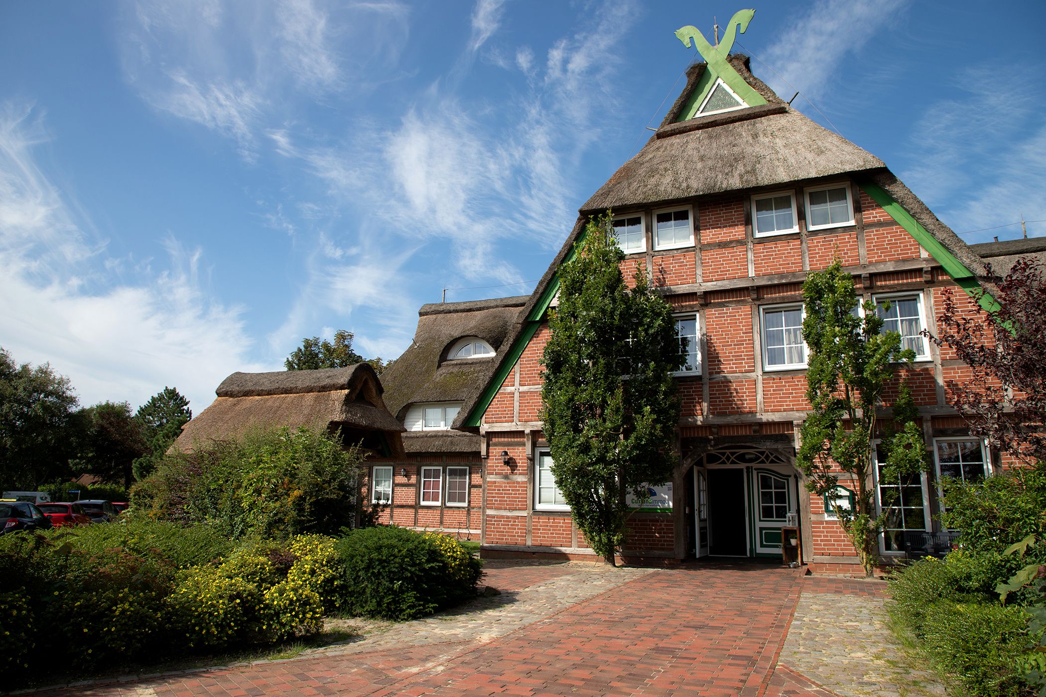 Blick auf das reetgedeckte Deichschlösschen in Dorum-Neufeld