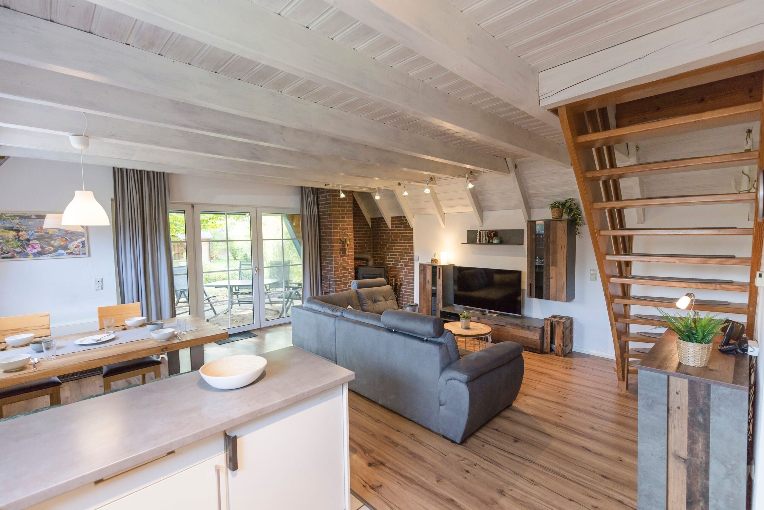 Blick von der Küche zum Wohnzimmer