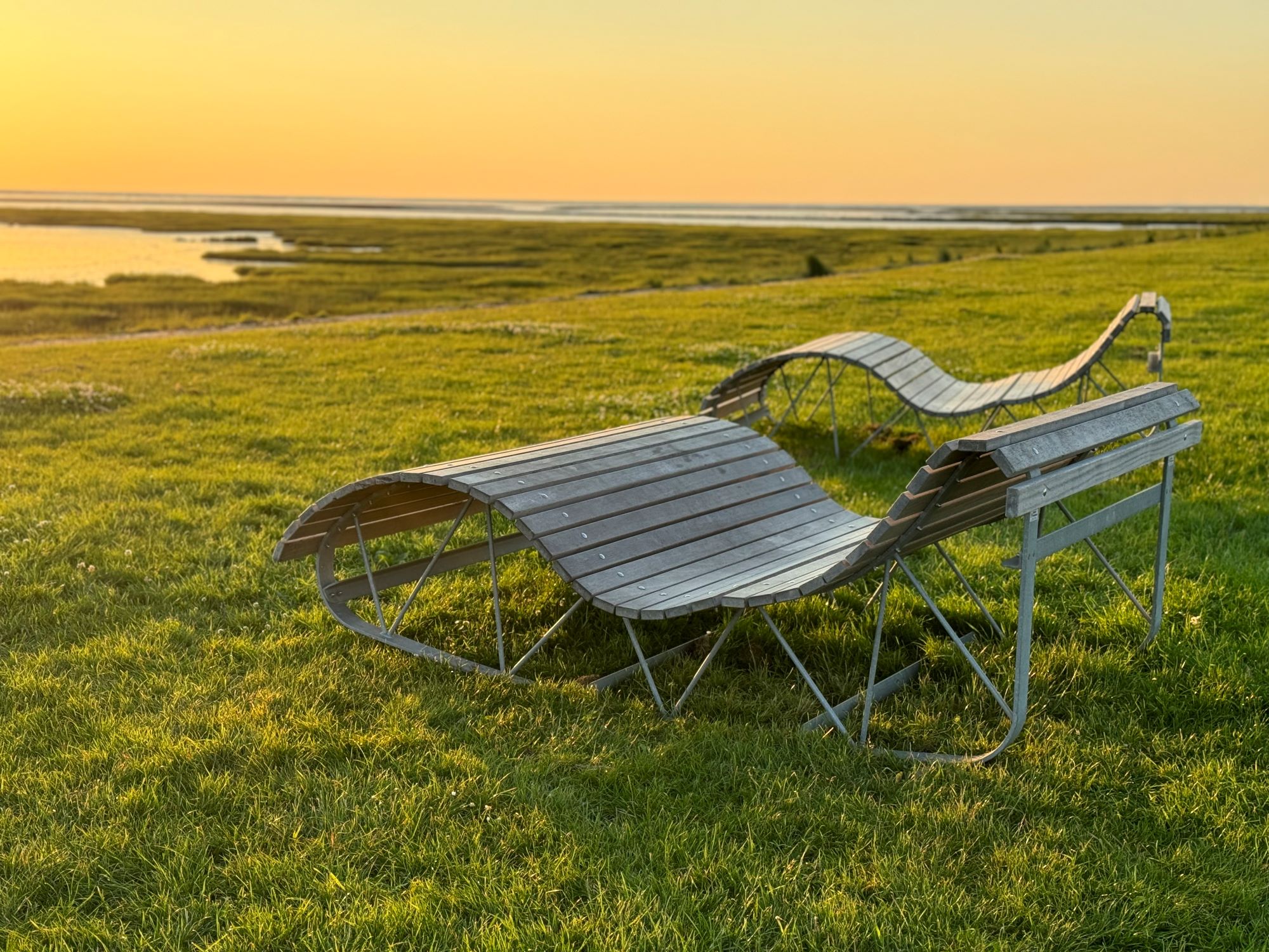 Bänke am Strand von Cappel-Neufeld