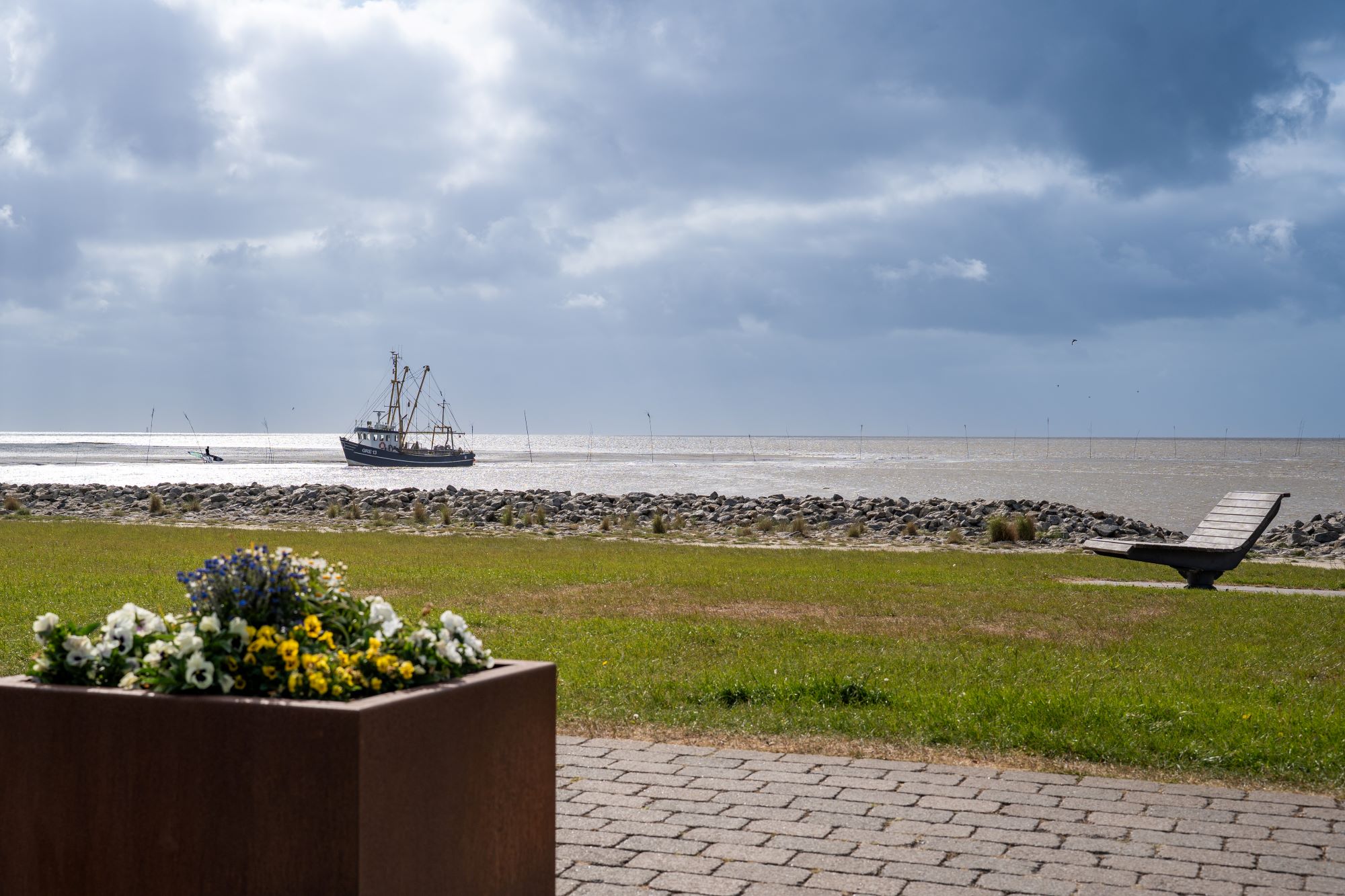 Watt vor Wremen mit Krabbenkutter am Horizont
