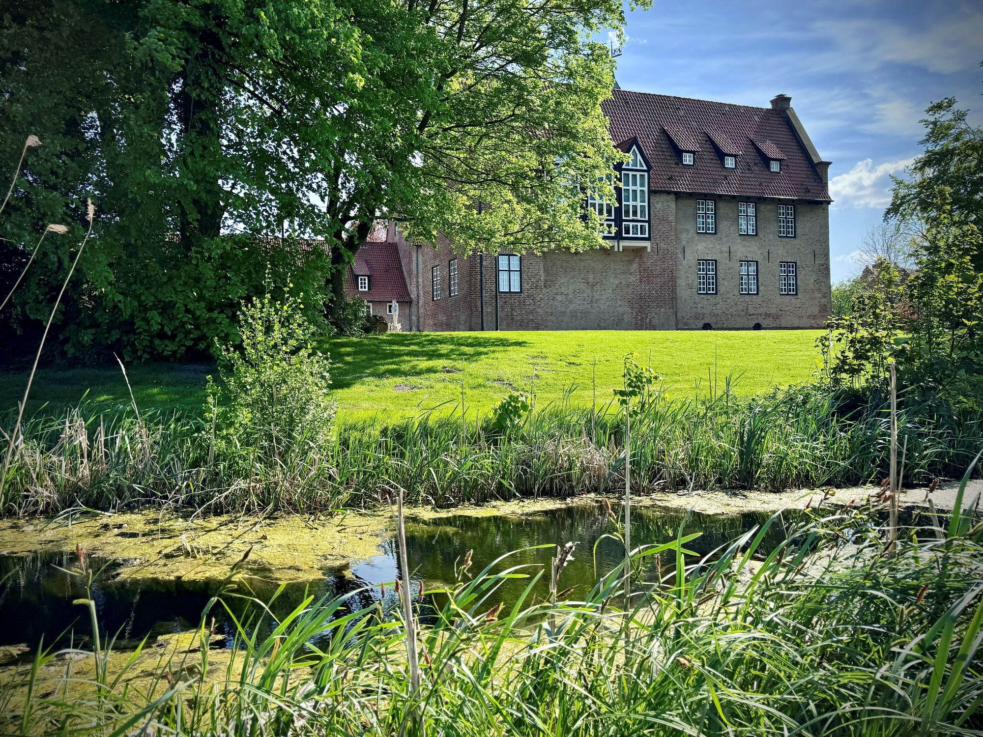 Burg Bederkesa mit dem Burggraben im Vordergrund