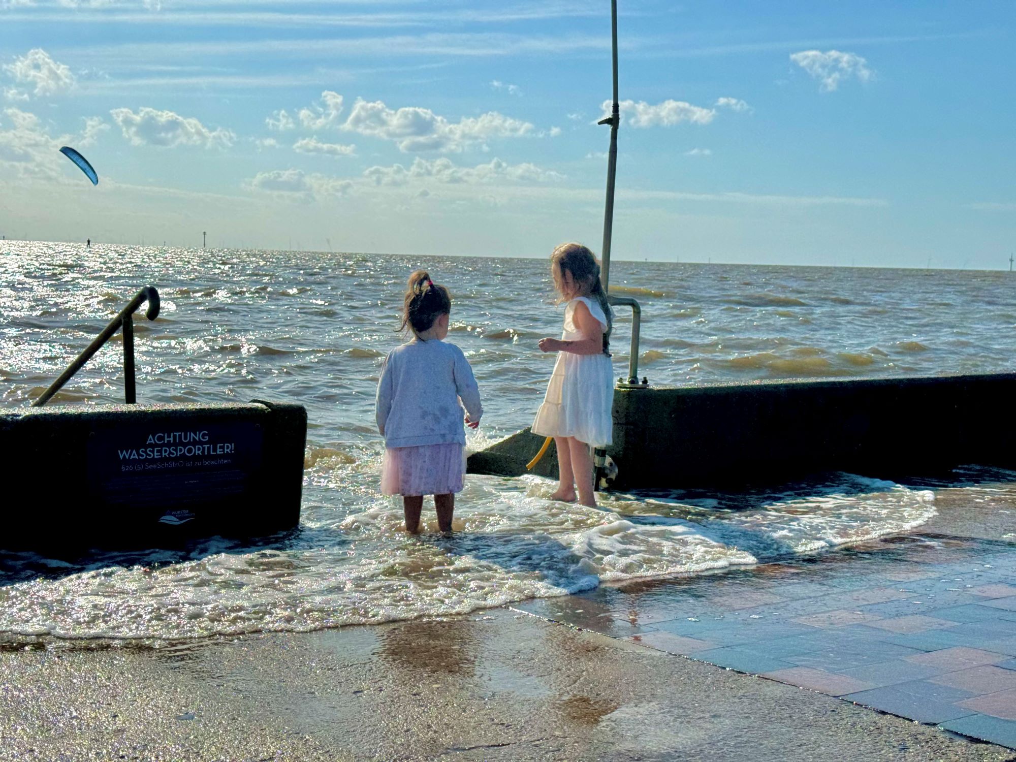 Kinder spielen am Wasser