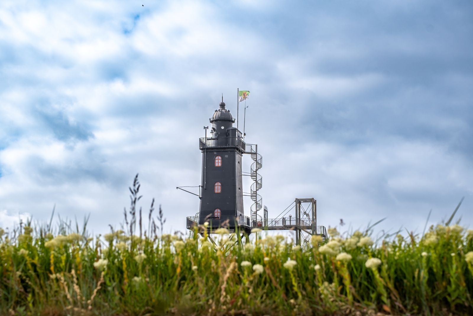 Leuchtturm hinter Gras in Dorum-Neufeld