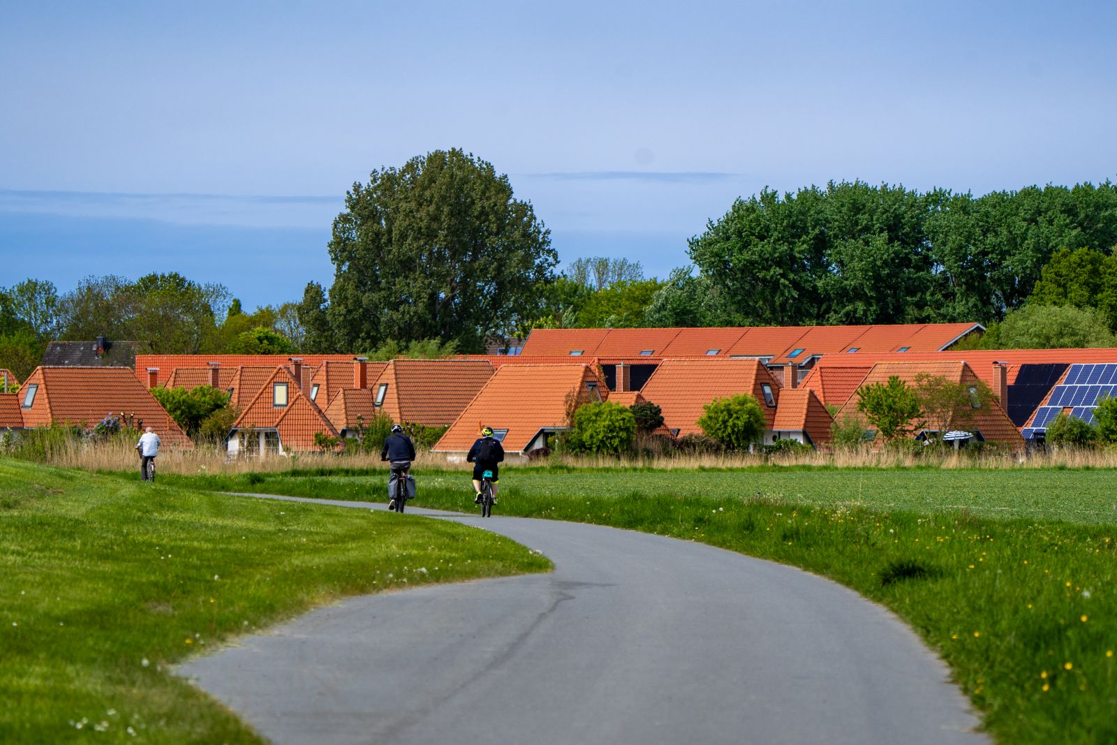 Fahradfahrer auf dem Weg in den Ferienpark Wremen