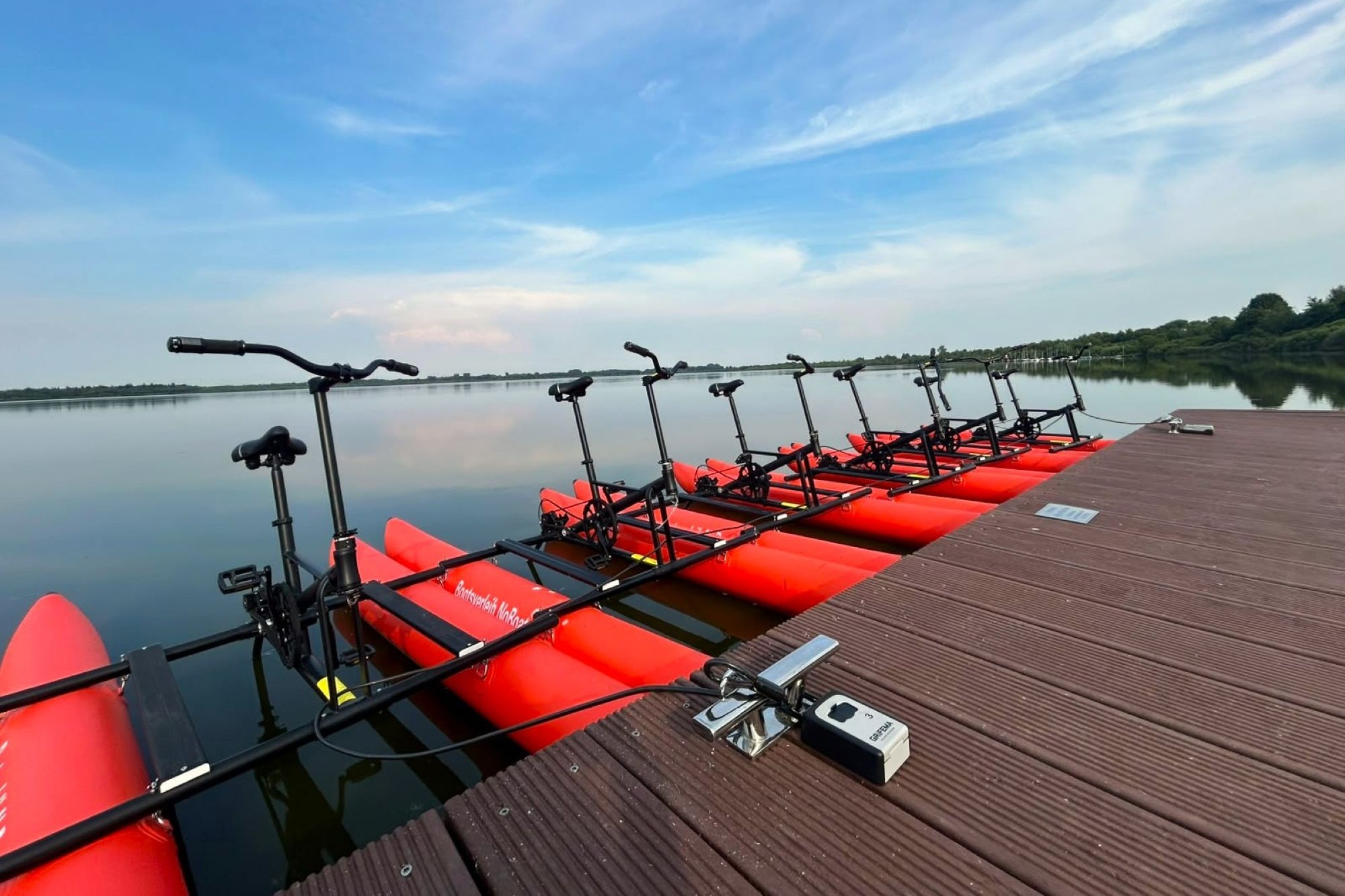 Wasserfahrräder am See Bederkes